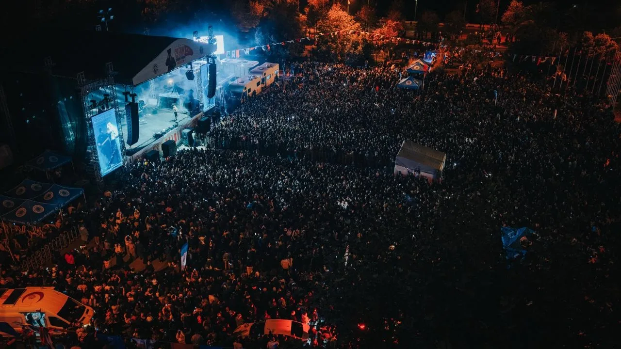 Tuzla’da Cumhuriyet’in 103’üncü yılı Edis konseriyle kutlandı
