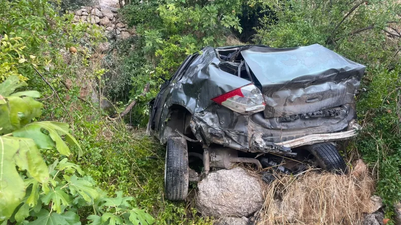 Uçuruma yuvarlanan otomobilin sürücüsü ağır yaralandı