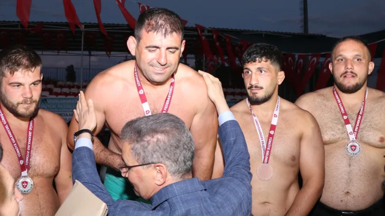 Uluslararası Pasinler Karakucak Güreşleri'nde Kenan Gör başpehlivan oldu