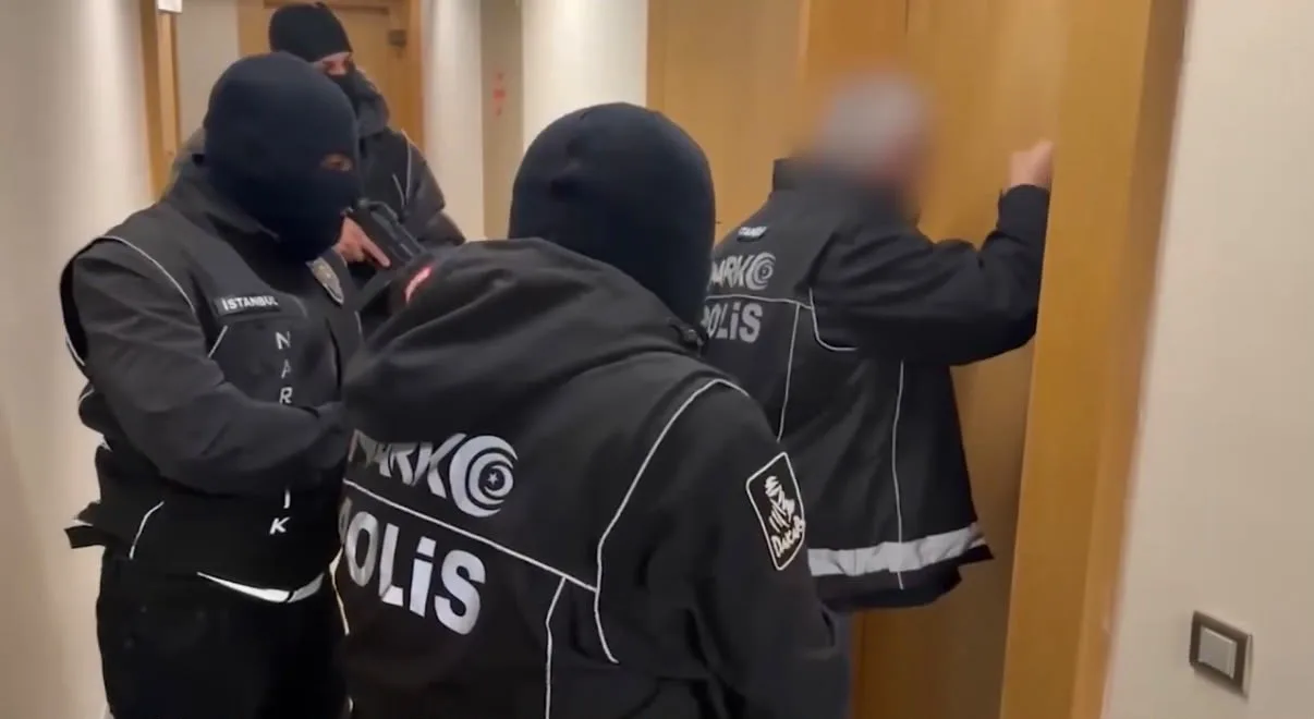 Uluslararası seviyede uyuşturucu ticareti ve suç örgütü kurma suçlarından aranan şüpheli İstanbul’da yakalandı