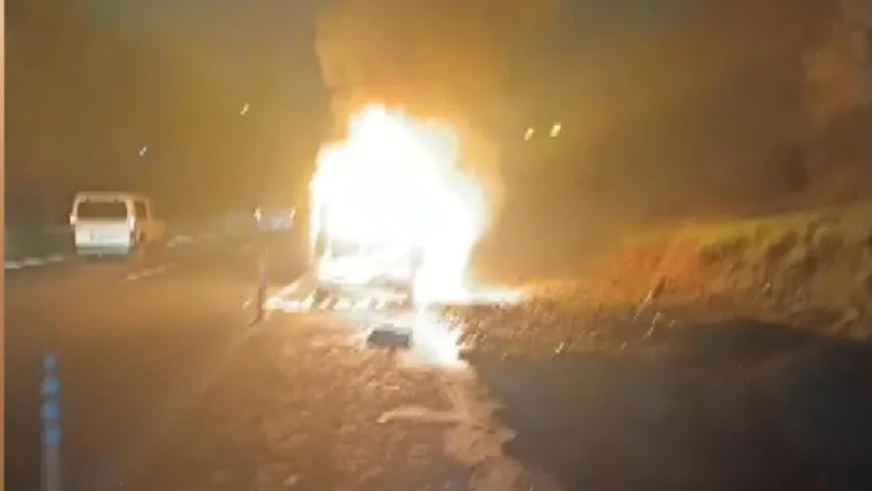 Ümraniye'de hafif ticari araç alev alev yandı