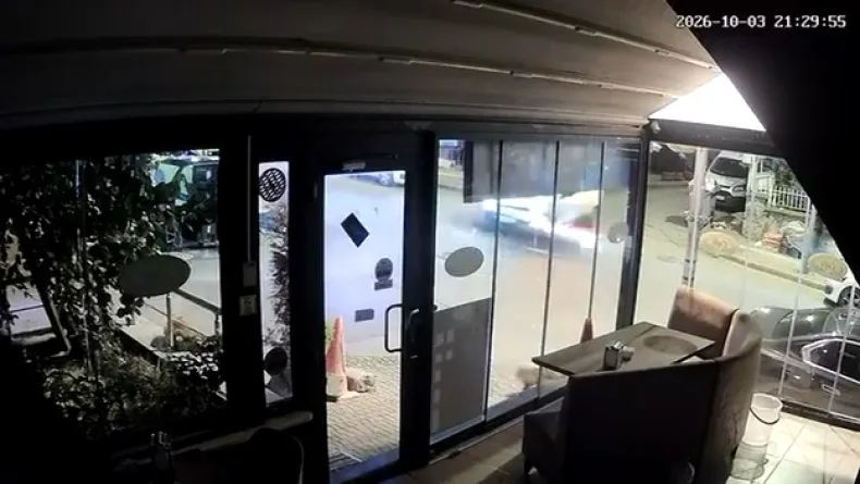 Ümraniye'de motosikletin hafif ticari araca çarptığı kaza kamerada