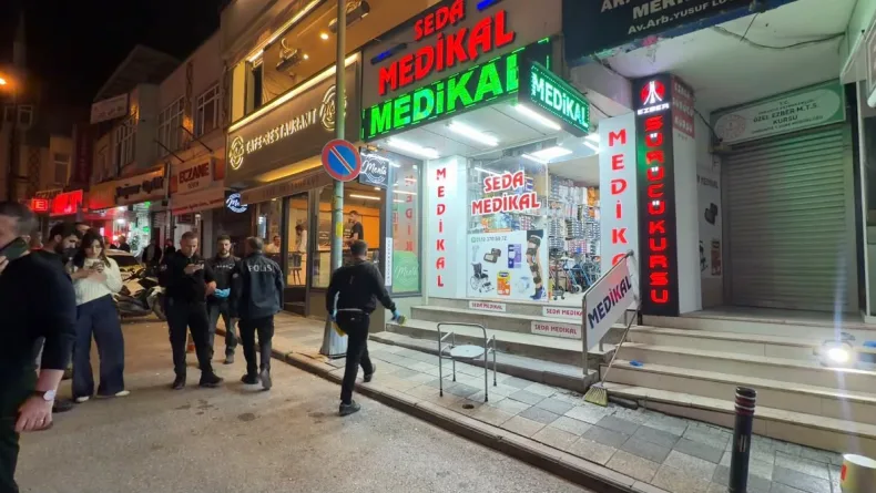 Ümraniye'de motosikletli şüphelilerden iş yerine silahlı saldırı
