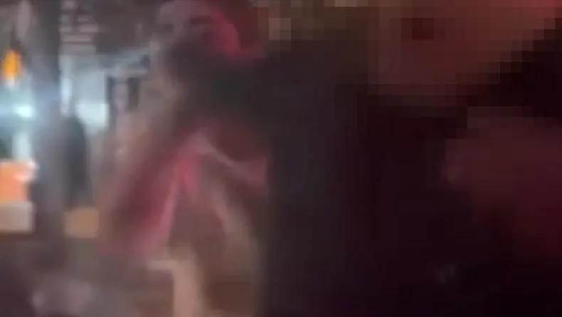 Ümraniye’de trafikte tartıştığı kadın sürücünün aracının camını yumrukladı