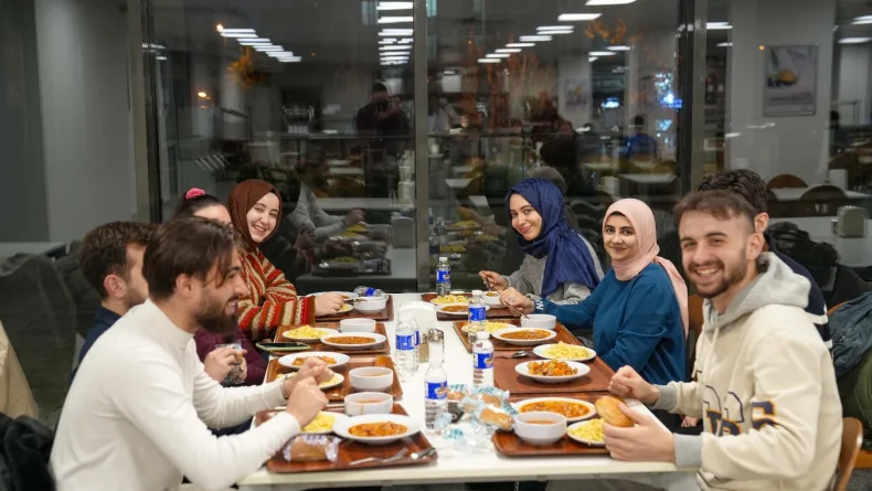 Ümraniye’de üniversite öğrencilerine ücretsiz akşam yemeği