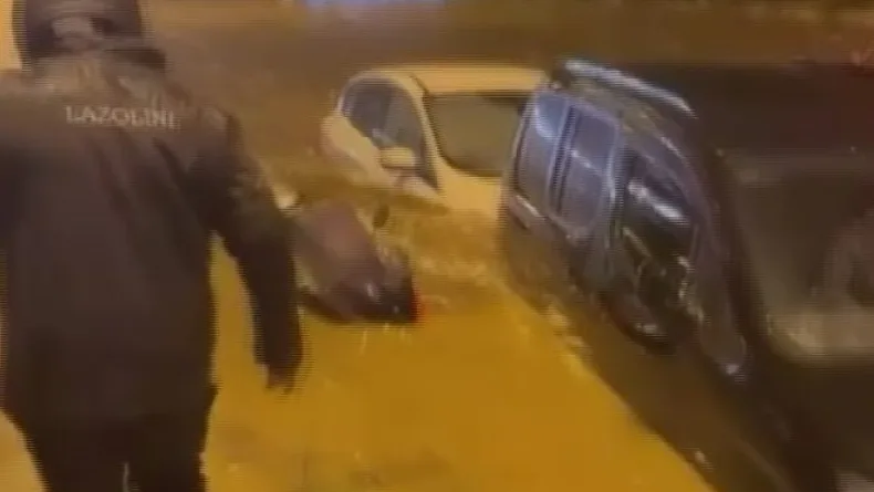 Ümraniye'de yağış nedeniyle araçlar mahsur kaldı