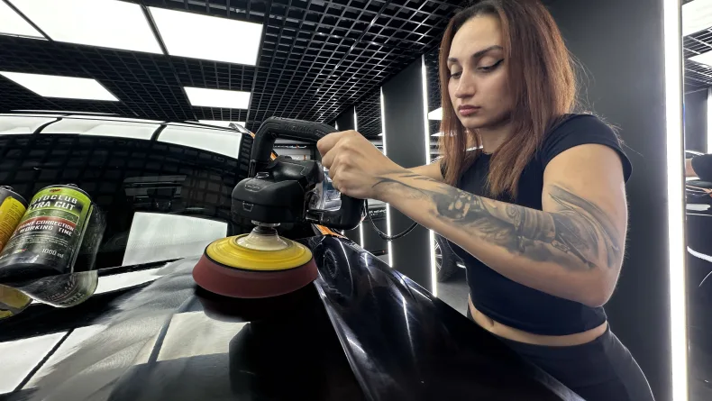 Üniversiteli Zehra, oto yıkamacıda pasta, cila ve kaplama yapıyor
