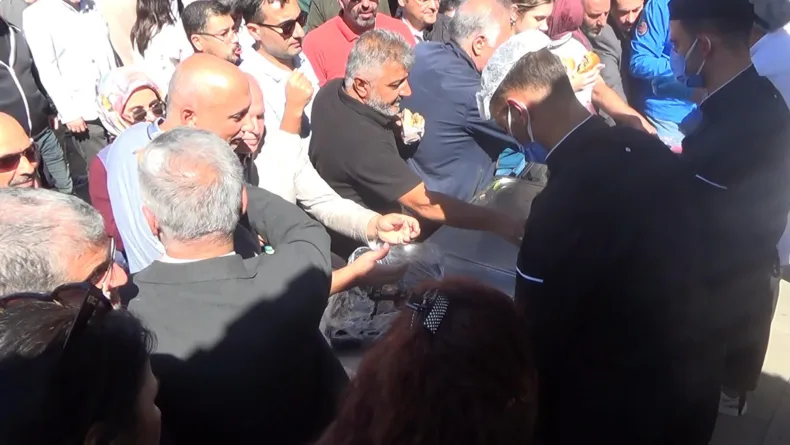 Üniversitenin başarısını ekmek arası dönerle kutladılar