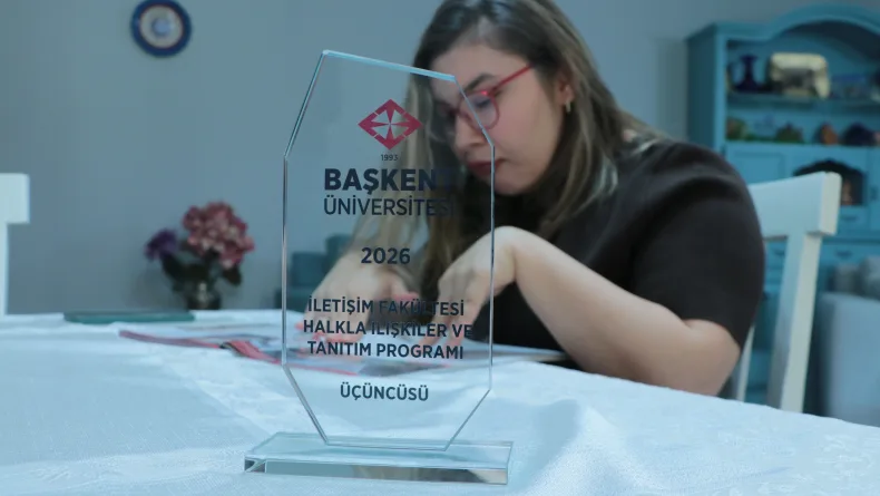 Üniversiteyi dereceyle bitiren serebral palsili Duru'nun hayali akademisyen olmak