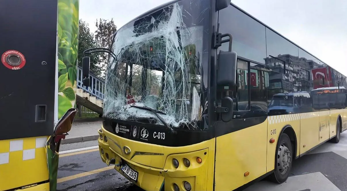 Üsküdar'da 2 İETT otobüsü çarpıştı: 4 yaralı