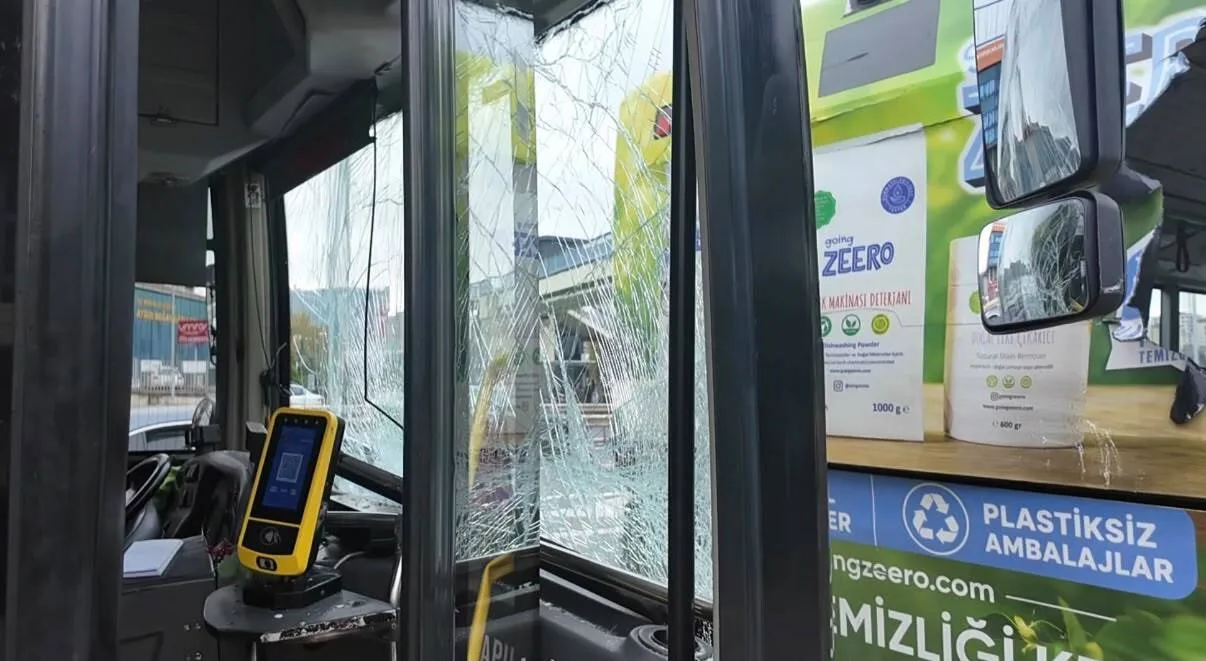 Üsküdar'da 2 İETT otobüsü çarpıştı: 4 yaralı