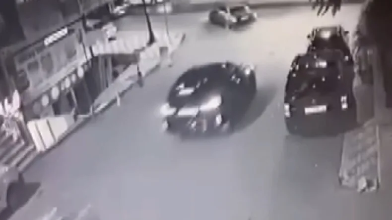 Üsküdar’da motokuryenin ağır yaralandığı kaza kamerada