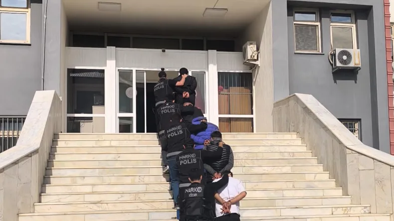 Uyuşturucu operasyonunda suçüstü yakalanan 5 şüpheli tutuklandı