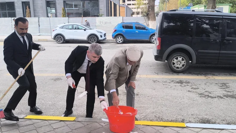 Valilik personeli, bordür taşlarını boyadı