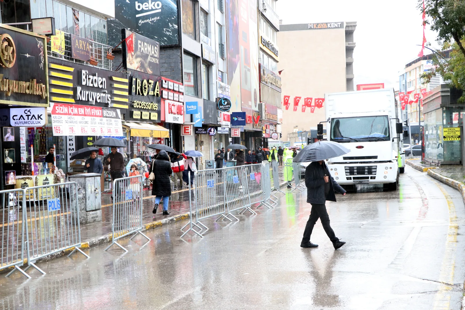 Van’da 29 Ekim törenleri yağmur nedeniyle kapalı alana alındı