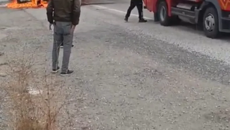 Van’da seyir halindeyken alev alan kamyonet yandı