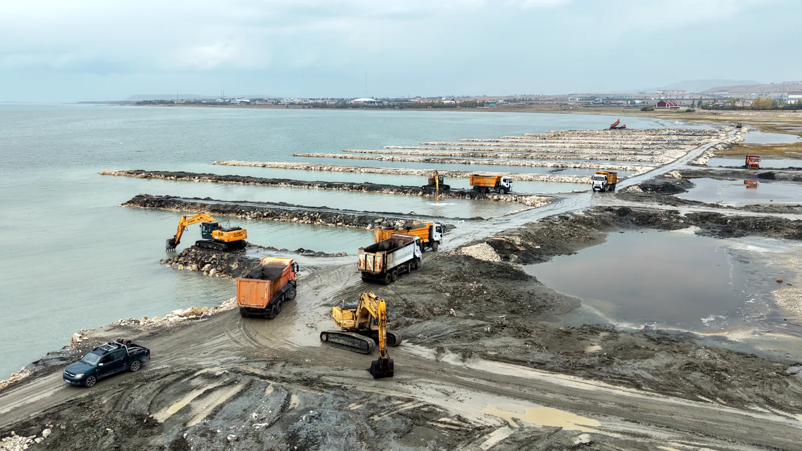 Van Gölü’nden 2 milyon 385 bin metreküp dip çamuru çıkarıldı