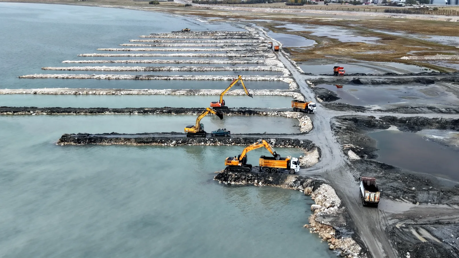 Van Gölü’nden 2 milyon 385 bin metreküp dip çamuru çıkarıldı