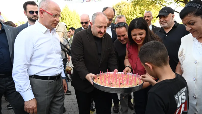 Varank, Bursa Uluslararası Gastronomi Festivali’nde börek dağıttı / Ek fotoğraf