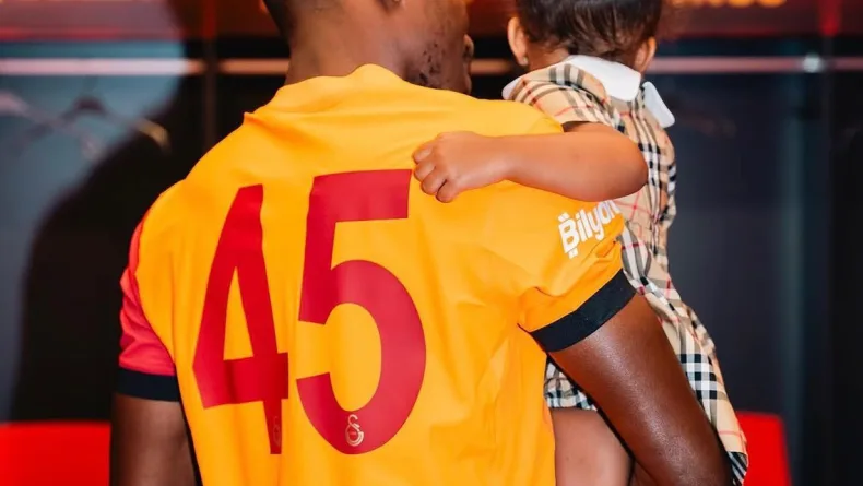 Victor Osimhen'in mutlu günü
