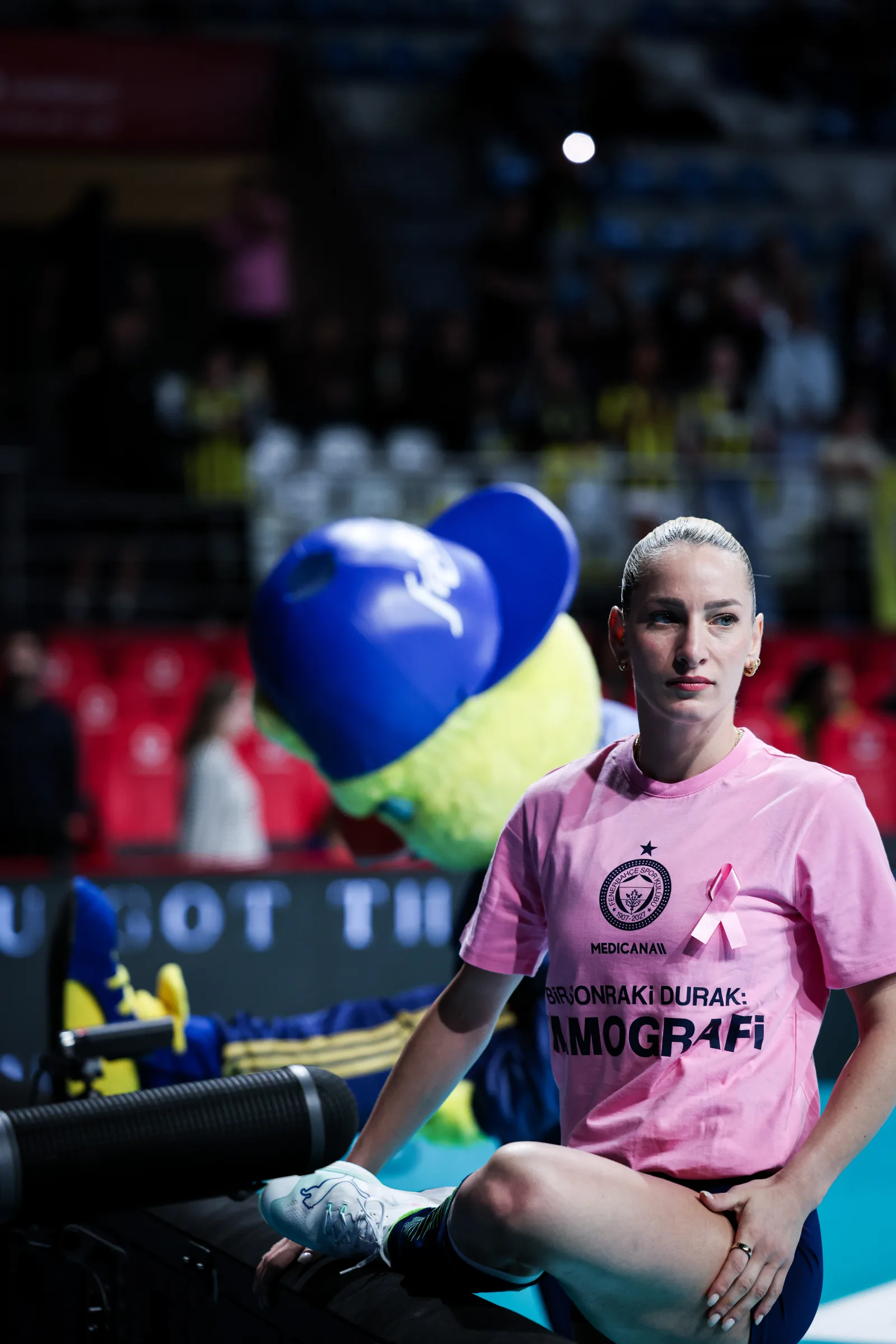 Voleybol maçında meme kanseri farkındalığı için erken tanı çağrısı
