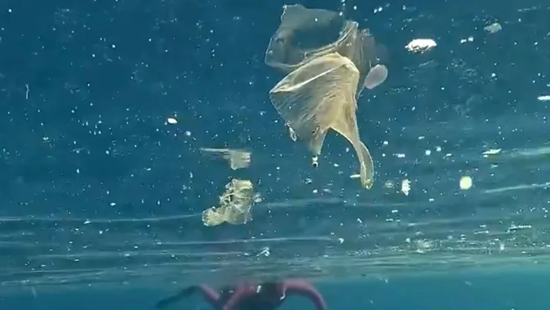 Yağışlar sonrası denizdeki plastik kirliliği kamerada