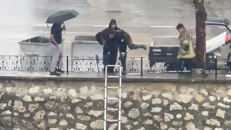 Yağmurda dereye sürüklenen yavru kediyi kurtarmak için zamanla yarıştılar