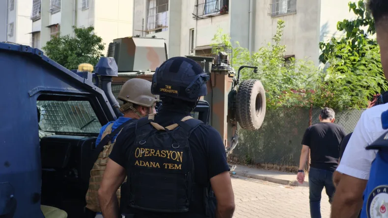 Yakalanacağını anlayan şüpheli, elinde el bombası ile kendisini eve kilitledi