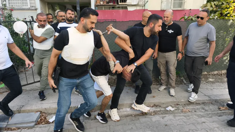 Yakalanacağını anlayan şüpheli, eline el bombası alıp kendisini eve kilitledi / Ek fotoğraflar