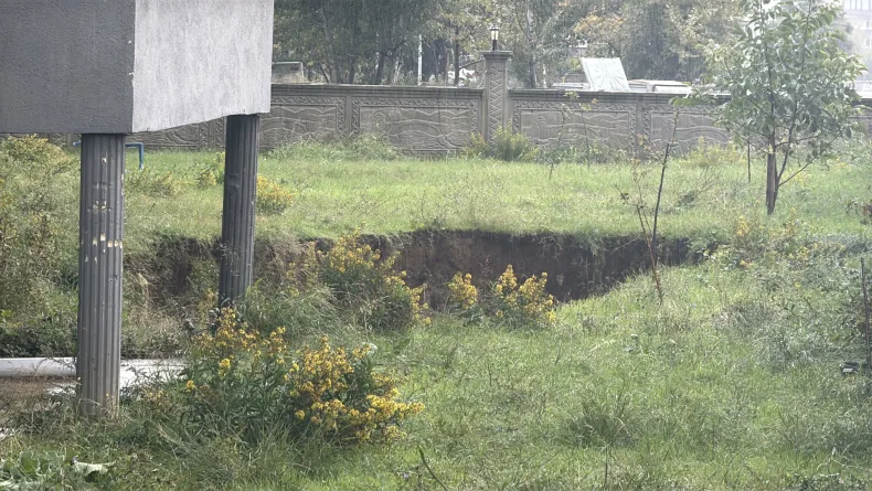 Yalova'da sağanak nedeniyle sel sularında mahsur kalan bekçi kepçeyle kurtarıldı (2)