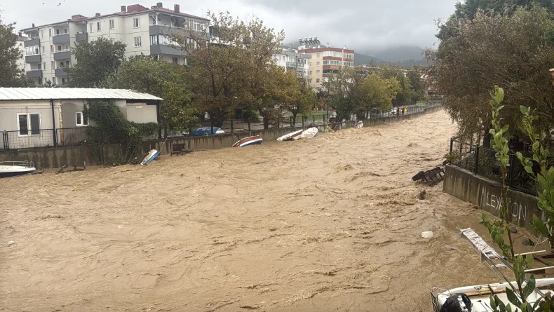 Yalova'da sağanak nedeniyle sel sularında mahsur kalan bekçi kepçeyle kurtarıldı (4)