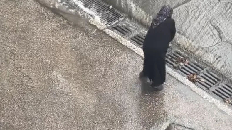 Yalova'da sağanakta tıkanan mazgalı temizleyen kişiyi, Vali Usta ziyaret etti