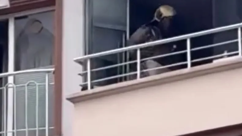 Yanan dairede mahsur kalan anne ve oğlu kurtarıldı