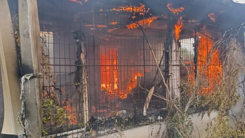 Yanan tek katlı ev kullanılamaz hale geldi