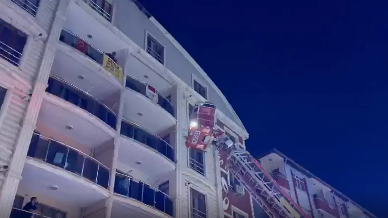 Yangın çıkan binada vatandaşlar, merdivenli itfaiye aracıyla tahliye edildi