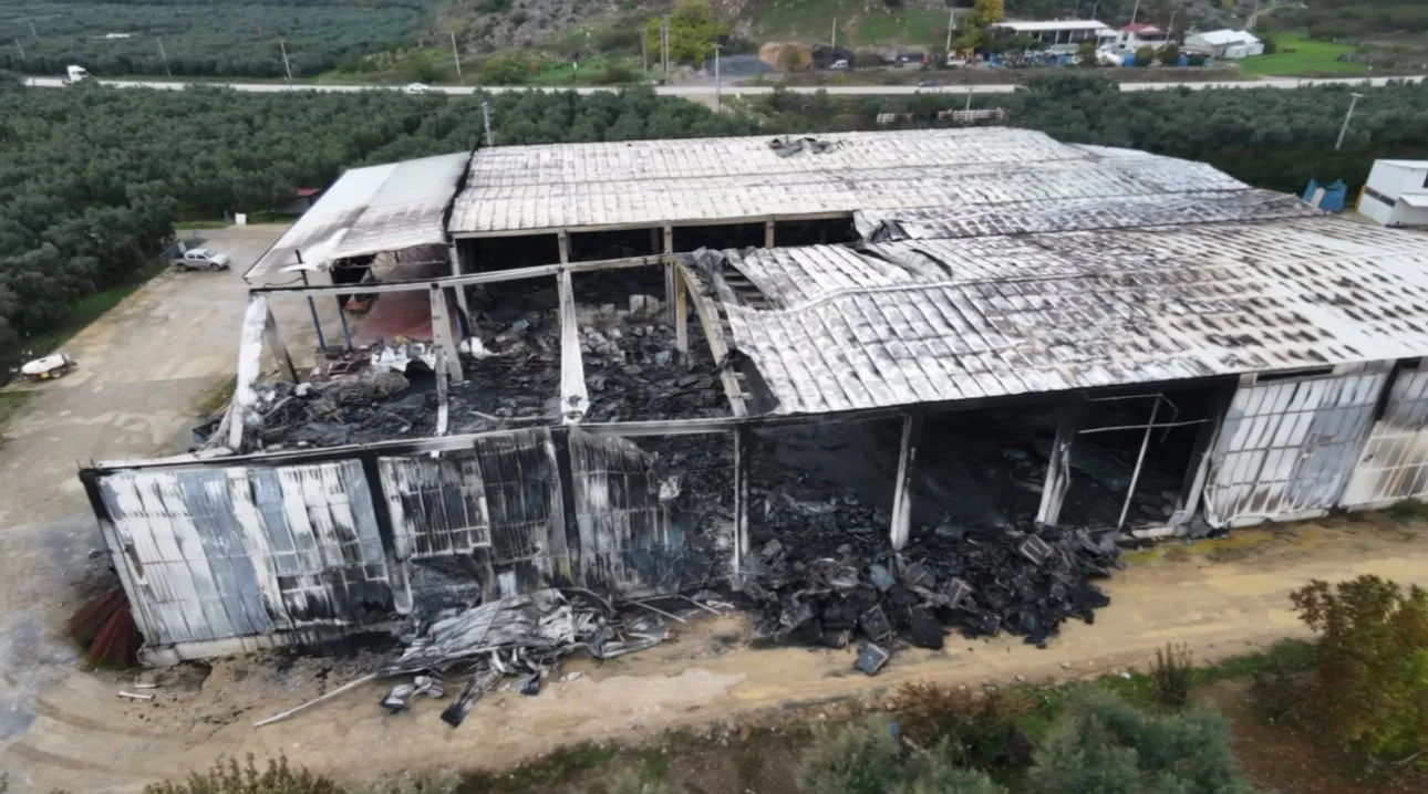 Yangında kullanılamaz hale gelen soğuk hava deposu dronla görüntülendi