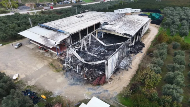 Yangında kullanılamaz hale gelen soğuk hava deposu dronla görüntülendi