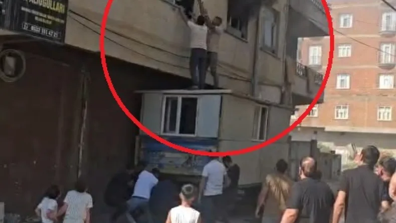 Yangında mahsur kalan kadını konteynerin üzerine çıkarak kurtardılar