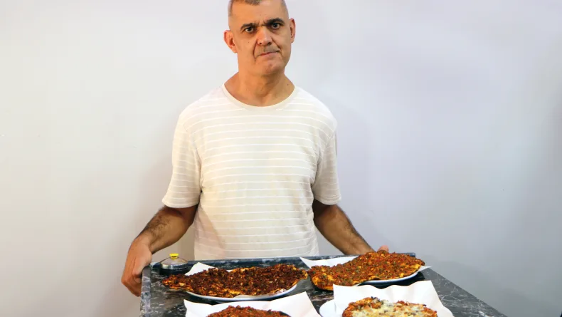Yanlış iğneyle engelli kaldı, hayata küsmedi; annesinin lahmacunlarını Türkiye’ye tattırmak istiyor