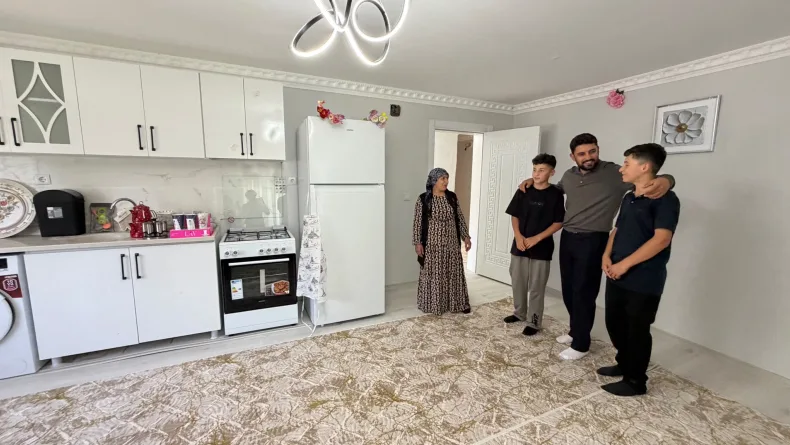 Yarım kalan evlerinde ders çalışıp fen lisesini kazanan ikizler, yeni yuvalarına kavuştu / Ek fotoğraflar