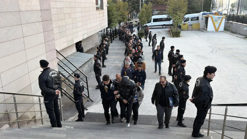 Yasa dışı bahis operasyonunda, hesaplarında 7,1 milyar lira para hareketi tespit edilen 101 şüpheli adliyede