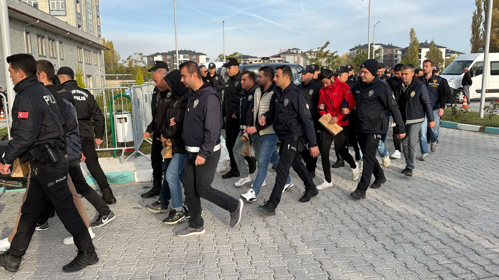 Yasa dışı bahis şüphelileri adliyede