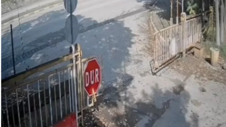 Yaya geçidinde otomobilin çarptığı elektrikli bisikletin sürücüsü öldü
