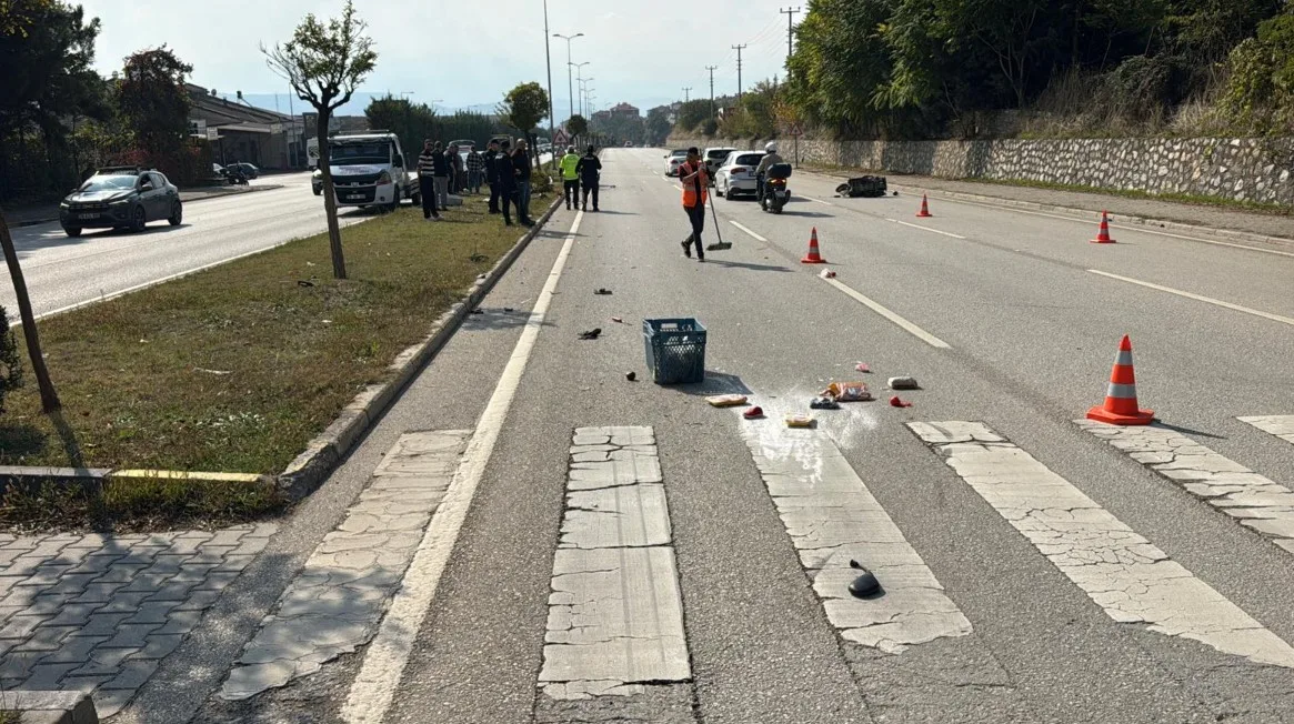 Yaya geçidinde otomobilin çarptığı elektrikli bisikletin sürücüsü öldü