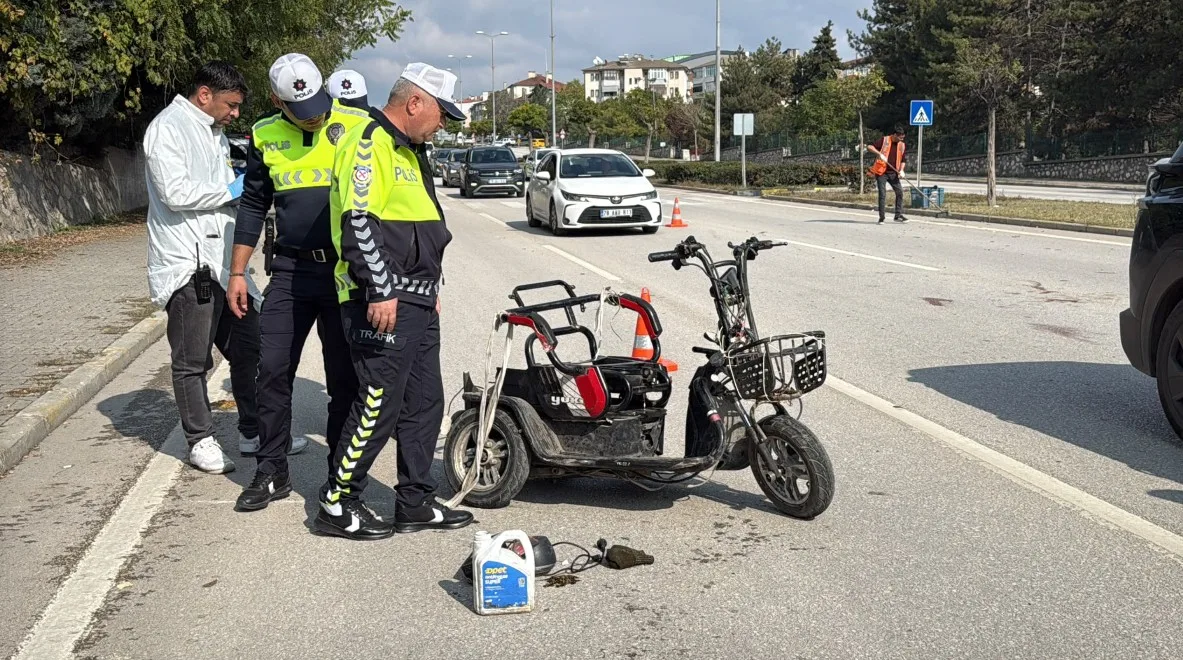 Yaya geçidinde otomobilin çarptığı elektrikli bisikletin sürücüsü öldü