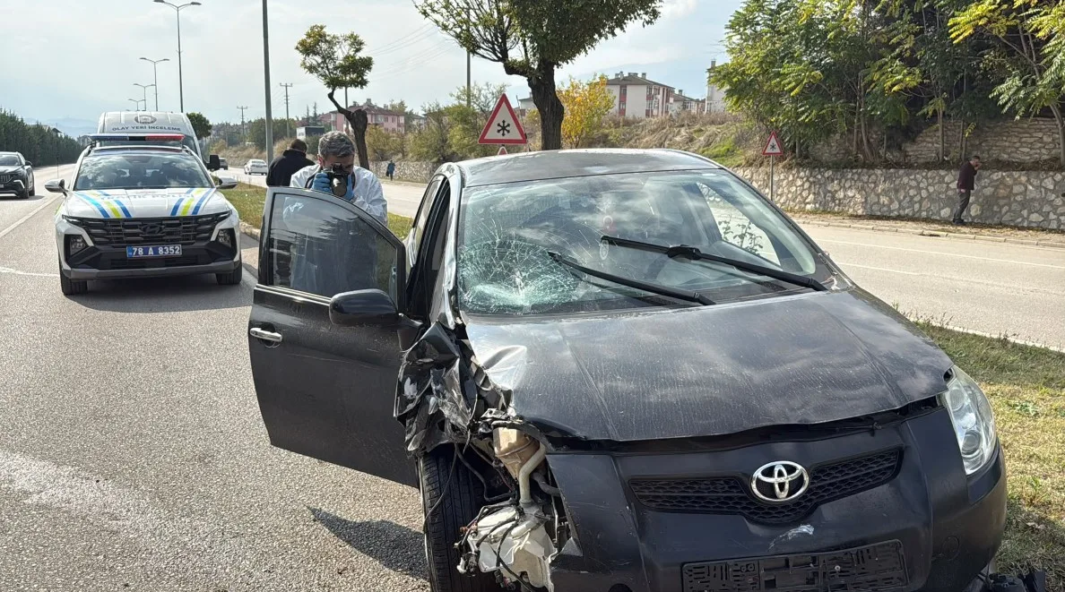 Yaya geçidinde otomobilin çarptığı elektrikli bisikletin sürücüsü öldü