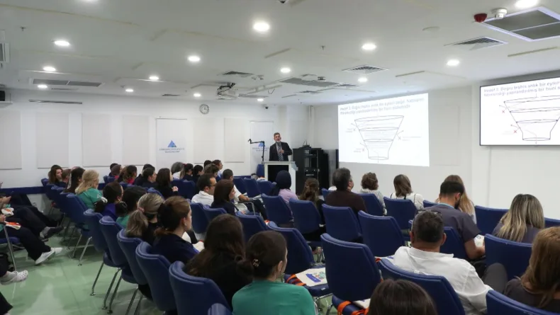 Yeditepe Üniversitesi Koşuyolu Hastanesi’nde ‘Yaşam Boyu Güvenli Bakım’ programı düzenlendi