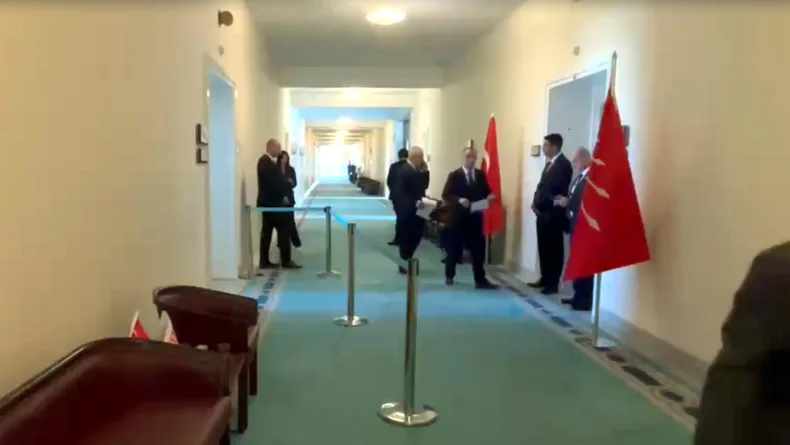 Yeni Partili Emir, Kılıçdaroğlu’nun odasının karşısındaki odasının önüne şerit çektirdi
