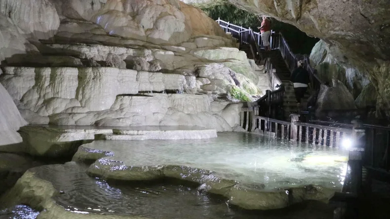 'Yer altındaki gizli Pamukkale' Kaklık Mağarası, ziyaretçi sayısında kendi rekorunu geliştirdi