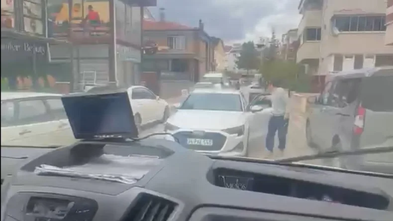 Yol tartışmasında öğrenci servisine saldırdı